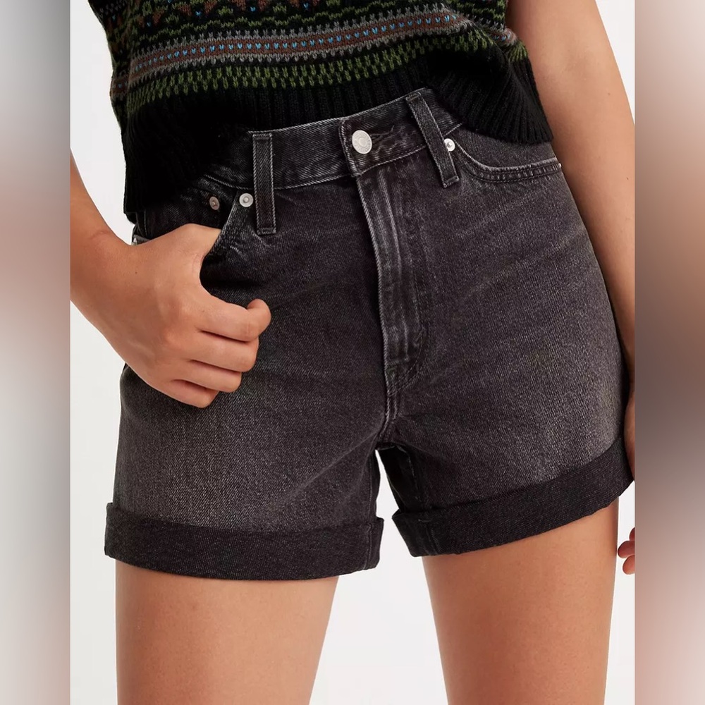 Levi’s Black Rolled 80s Mom Shorts Size 28